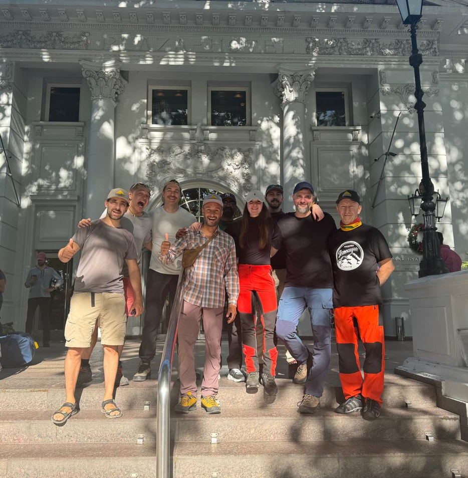 AP 6 – On their way to Base Camp!